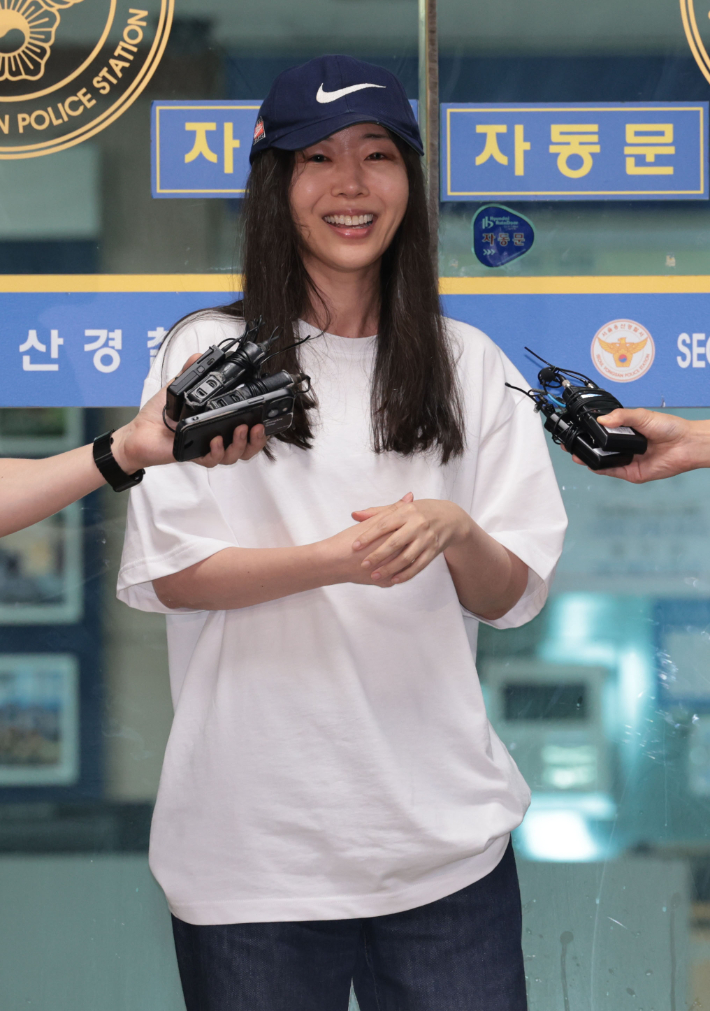 민희진 어도어 대표가 지난해 7월 9일'업무상 배임' 혐의 관련 첫 소환 조사를 마친 뒤 서울 용산경찰서를 나서며 취재진 질문에 답하고 있다. 연합뉴스 