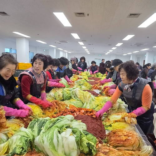 정읍성광교회 성도들이 이웃 나눔을 위해 김장김치를 함께 버무리고 있다. 정읍성광교회 제공