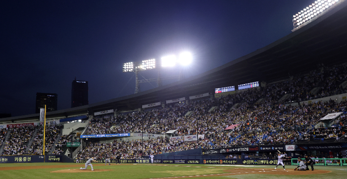 지난 3월 26일 서울 잠실야구장에서 열린 한화 이글스와 LG 트윈스의 경기. 연합뉴스