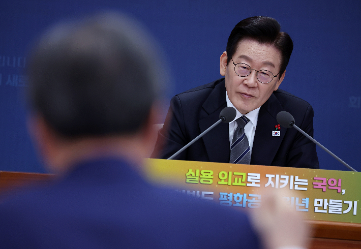 이재명 대통령이 19일 정부서울청사 별관에서 열린 외교부(재외동포청)·통일부 업무보고에서 조현 외교부 장관에게 질문하고 있다. 연합뉴스