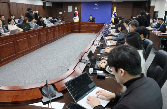 정동영 통일부 장관이 19일 서울 종로구 정부서울청사에서 업무보고 사후 브리핑을 하고 있다. 연합뉴스