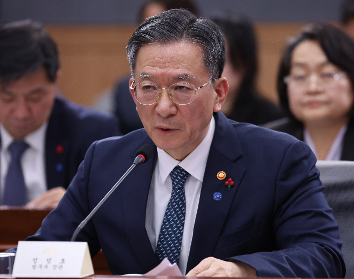 정성호 법무부 장관이 19일 정부서울청사 별관에서 이재명 대통령에게 업무보고를 하고 있다. 연합뉴스