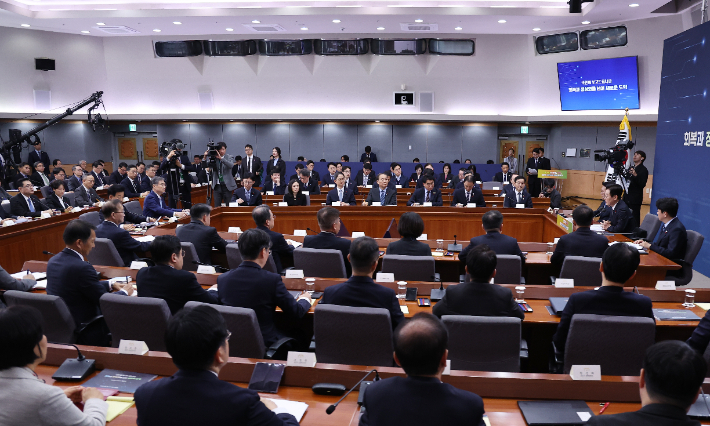 재명 대통령이 19일 정부서울청사 별관에서 열린 외교부(재외동포청)·통일부 업무보고에서 발언하고 있다. 연합뉴스