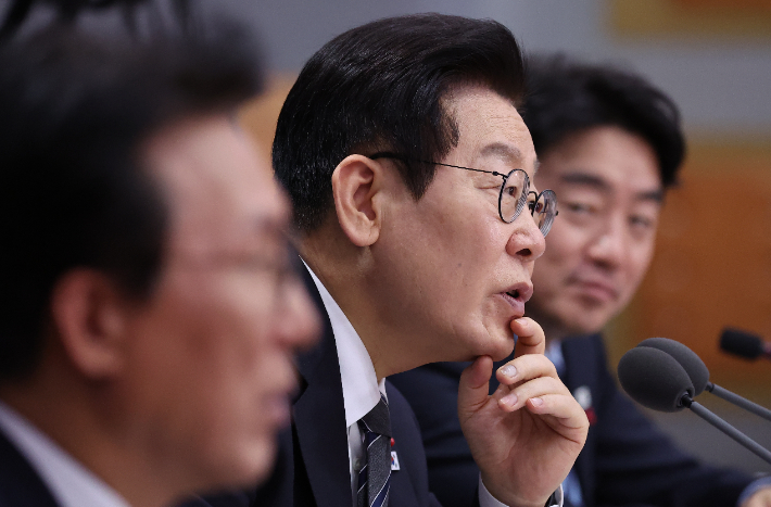 이재명 대통령이 19일 정부서울청사 별관에서 열린 금융위원회·공정거래위원회 업무보고에서 이찬진 금감원장에게 질문하고 있다. 연합뉴스