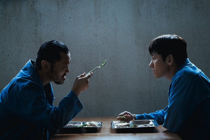 배우 지창욱은 카체이싱 액션에 대해서도 언급했다. 그는 "롱테이크처럼 보이도록 끊어서 촬영했다"며 "상대 배우가 카메라를 들지 않고 카메라 자체를 상대 배우라고 생각하고 연기했다"고 밝혔다. 월트디즈니 컴퍼니 코리아 제공