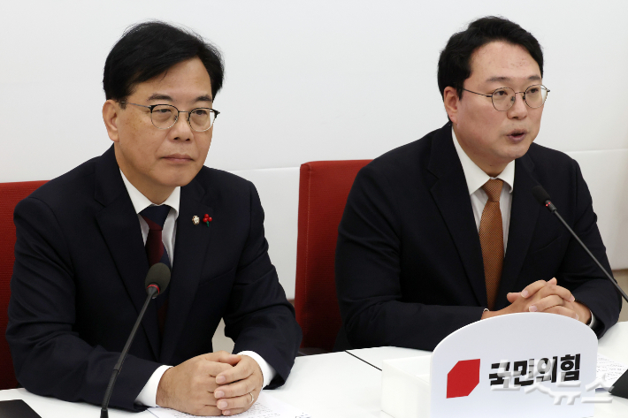 국민의힘 송언석 원내대표와 개혁신당 천하람 원내대표가 17일 서울 여의도 국회에서 '통일교 게이트 특검' 추진 관련 회동을 하고 있다. 윤창원 기자