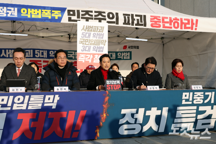 국민의힘 장동혁 대표가 15일 서울 여의도 국회 본관 앞에 마련된 천막 농성장에서 열린 최고위원회의에서 발언을 하고 있다. 윤창원 기자