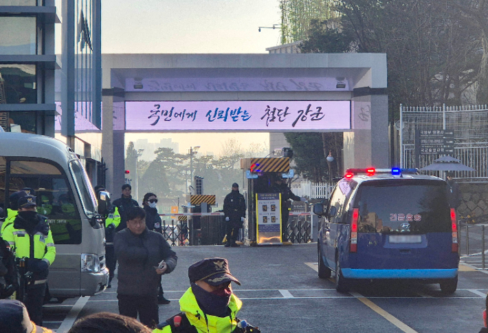 윤석열 전 대통령을 태운 호송 차량이 지난 18일 서울 용산구 중앙지역군사법원에 들어가는 모습. 연합뉴스