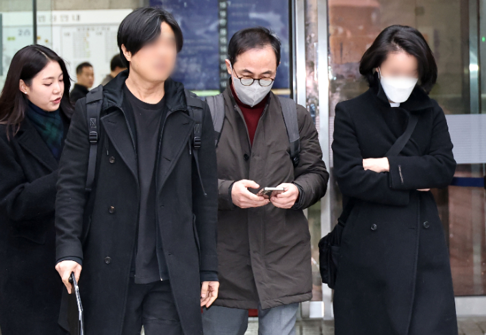 '대통령 관저 이전 특혜 의혹'의 핵심 인물인 김오진 전 국토교통부 차관이 16일 서초구 서울중앙지방법원에서 열린 구속 전 피의자 심문(영장실질심사)을 마치고 나와 구치소로 향하고 있다. 연합뉴스