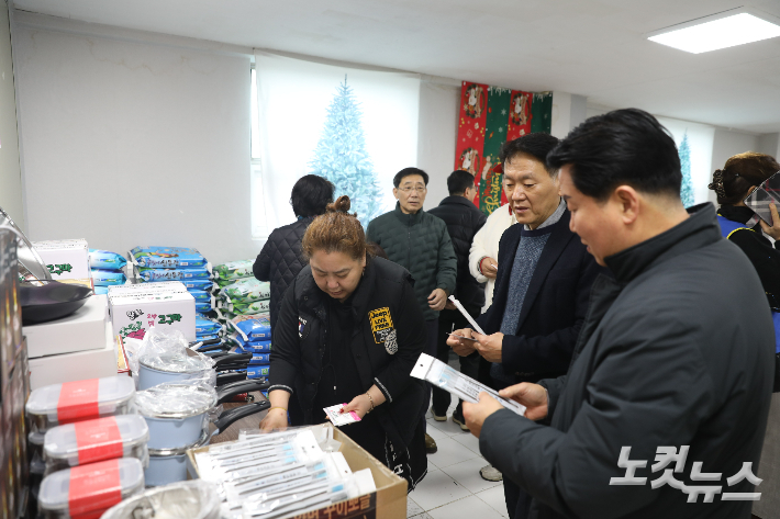 국내외 선교 후원을 위한 일일찻집을 찾은 방문객들이 판매 물품을 살펴보고 있다. 최화랑 기자