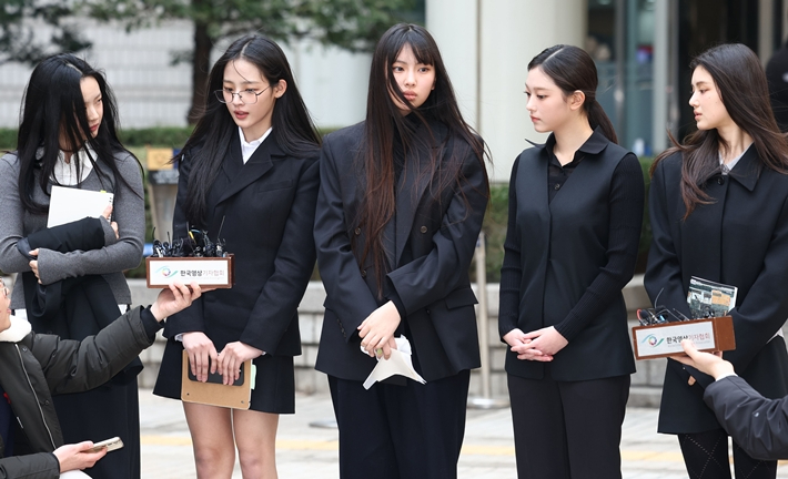 지난 3월 7일, 어도어가 뉴진스를 상대로 제기한 '기획사 지위보전 및 광고계약 체결 등 금지 가처분' 심문기일을 마치고 취재진 앞에 선 뉴진스. 왼쪽부터 하니, 민지, 혜인, 해린, 다니엘. 연합뉴스
