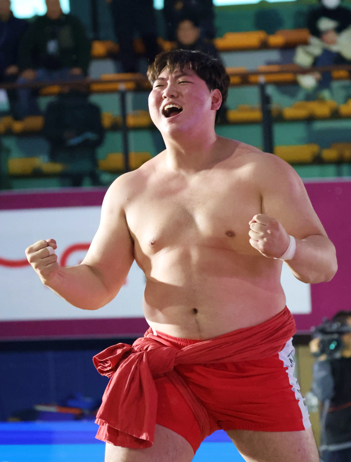 최성민은 20일 경북 문경시 문경실내체육관에서 열린 '위더스제약 2025 민속씨름 문경오미자장사씨름대회'에서 백두급(140kg 이하) 결승에서 승리한 뒤 기뻐하고 있다. 대한씨름협회 