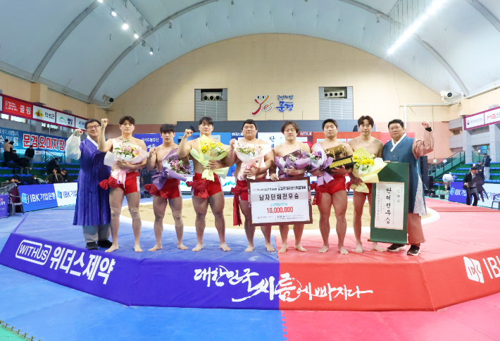 단체전에서 우승한 용인시청 선수단. 협회 