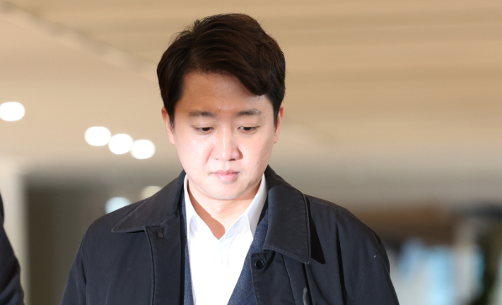 개혁신당 이준석 대표가 21일 윤석열 전 대통령의 공천개입 의혹과 관련한 조사를 받기 위해 서울 종로구  KT 광화문빌딩 웨스트에 마련된 민중기 특별검사팀에 피의자 신분으로 출석하고 있다. 연합뉴스
