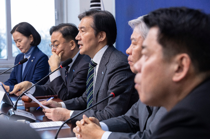 조국혁신당 조국 대표가 18일 국회에서 열린 최고위원회의에서 국회에 설치될 정치개혁특별위원회의 거대 양당 독점을 비판하는 발언을 하고 있다. 연합뉴스