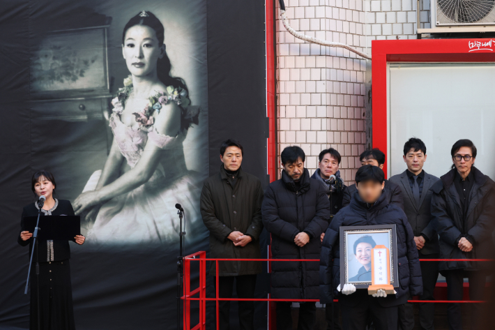 21일 서울 종로구 한예극장 앞에서 배우 윤석화의 노제가 열리고 있다. 연합뉴스