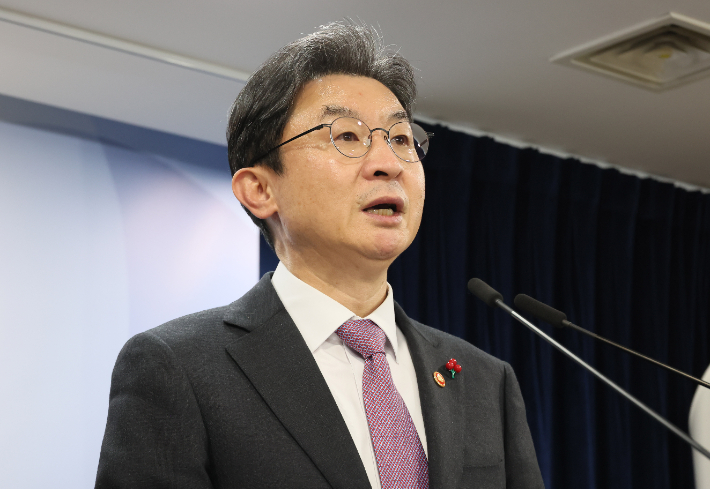 이억원 금융위원장이 19일 서울 종로구 정부서울청사에서 업무보고 사후 브리핑을 하고 있다. 연합뉴스