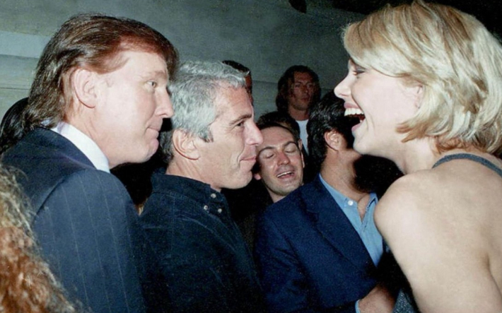 미성년자 성착취범 고(故) 제프리 엡스타인이 보관해온 사진으로 도널드 트럼프 대통령(왼쪽)과 엡스타인(가운데)이 한 여성과 대화하고 있다. 연합뉴스