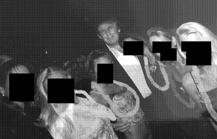 미성년자 성착취범 고(故) 제프리 엡스타인이 보관해온 사진으로 도널드 트럼프 대통령이 여러 여성과 나란히 있다. 미국 하원 감독위원회 소속 민주당 의원들이 12일(현지시간) 이 사진을 공개했다. 연합뉴스