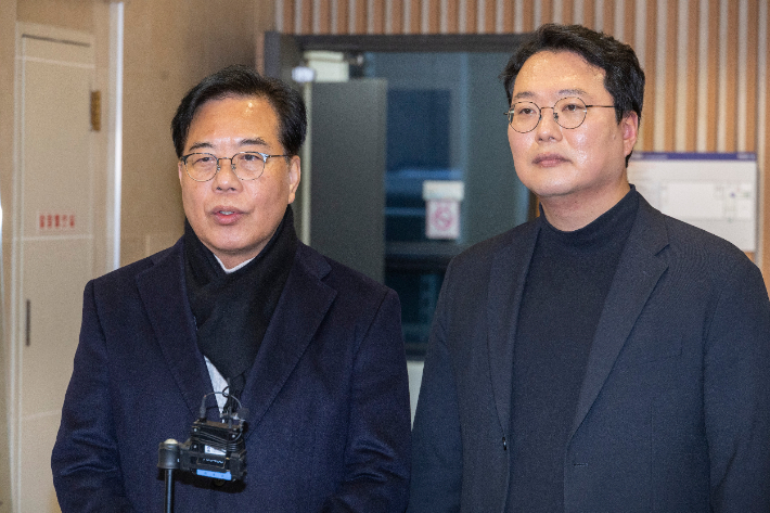 국민의힘 송언석(왼쪽) 원내대표와 개혁신당 천하람 원내대표가 21일 서울 여의도의 한 음식점에서 통일교 특검법 공동 발의 관련 오찬 회동을 마친 뒤  양당이 협의한 내용을 설명하고 있다. 연합뉴스