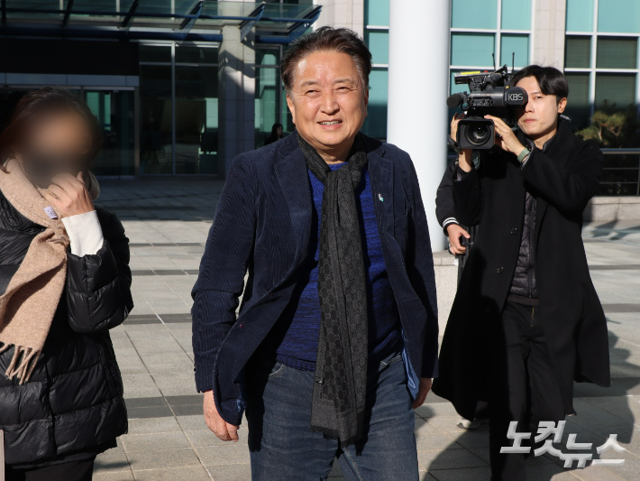 김영환 충북지사가 경찰 조사를 마치고 나오고 있다. 임성민 기자