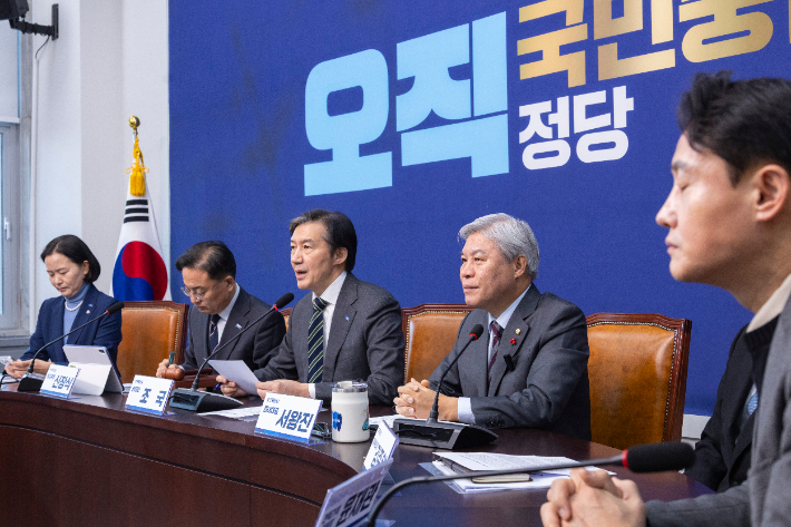 조국혁신당 조국 대표가 18일 국회에서 열린 최고위원회의에서 국회에 설치될 정치개혁특별위원회의 거대 양당 독점을 비판하는 발언을 하고 있다. 연합뉴스