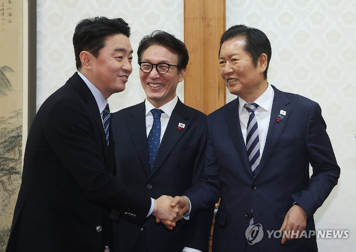 (서울=연합뉴스) 신준희 기자 = 김민석 국무총리가 21일 종로구 삼청동 총리공관에서 열린 고위당정협의회에서 참석자들과 인사하고 있다.      왼쪽부터 강훈식 대통령 비서실장, 김 총리, 더불어민주당 정청래 대표. 2025.12.21 hama@yna.co.kr 연합뉴스