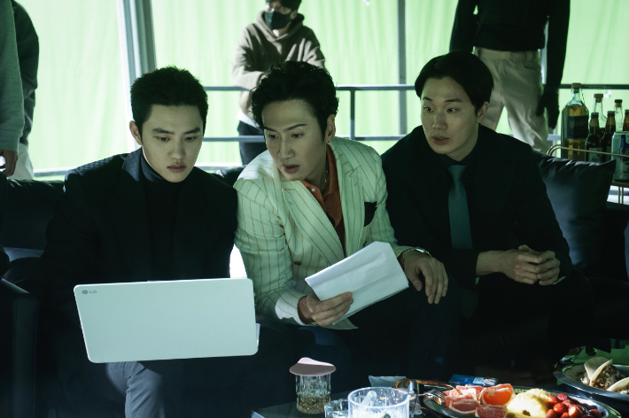 그룹 엑소 멤버 겸 배우 도경수는 김우빈·신민아 결혼식에 축가 제안을 받았으나 '2025 MMA' 시상식 일정으로 하지 못한 것을 두고 "진짜 미안하다"고 밝혔다. 그는 엑소로서 시상식 일정을 소화하느라 결혼식 불참이 예상됐지만, 시상식 도중 자리를 옮겨 참석해 눈길을 끌었다. 월트디즈니 컴퍼니 제공 