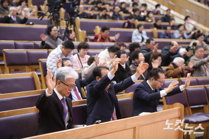 참석자들이 나라와 지역 교계를 위한 특별기도를 드리고 있다. 최화랑 기자