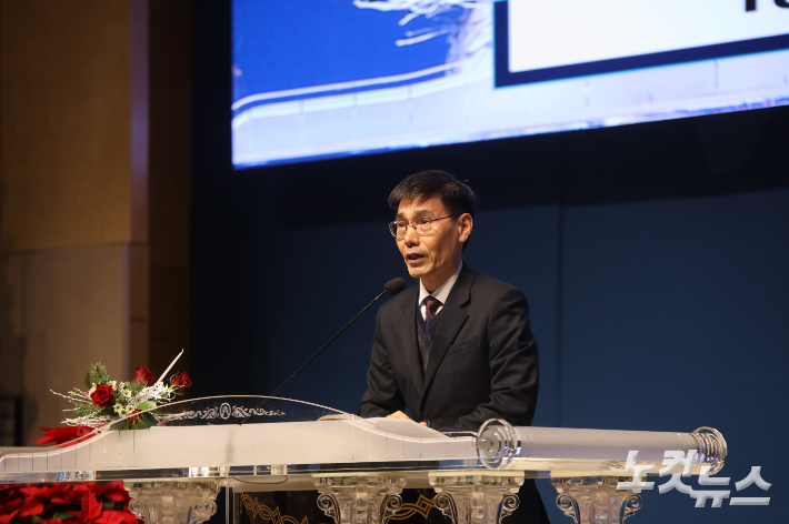 익산시기독교연합회 회장 박종범 목사가 성탄 감사예배를 인도하고 있다. 최화랑 기자
