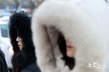연중 밤의 길이가 가장 긴 '동지'인 22일 찬 공기가 남하하면서 전국 대부분 지역의 아침 기온이 영하 10도 안팎까지 떨어진 가운데 서울 광화문사거리에서 두터운 외투를 입은 시민들이 출근길을 재촉하고 있다.