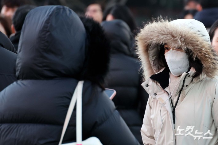 연중 밤의 길이가 가장 긴 '동지'인 22일 찬 공기가 남하하면서 전국 대부분 지역의 아침 기온이 영하 10도 안팎까지 떨어진 가운데 서울 광화문사거리에서 두터운 외투를 입은 시민들이 출근길을 재촉하고 있다.