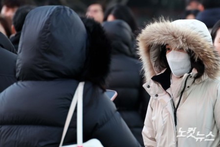 연중 밤의 길이가 가장 긴 '동지'인 22일 찬 공기가 남하하면서 전국 대부분 지역의 아침 기온이 영하 10도 안팎까지 떨어진 가운데 서울 광화문사거리에서 두터운 외투를 입은 시민들이 출근길을 재촉하고 있다.