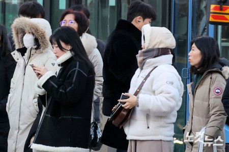 연중 밤의 길이가 가장 긴 '동지'인 22일 찬 공기가 남하하면서 전국 대부분 지역의 아침 기온이 영하 10도 안팎까지 떨어진 가운데 서울 광화문사거리에서 두터운 외투를 입은 시민들이 출근길을 재촉하고 있다.