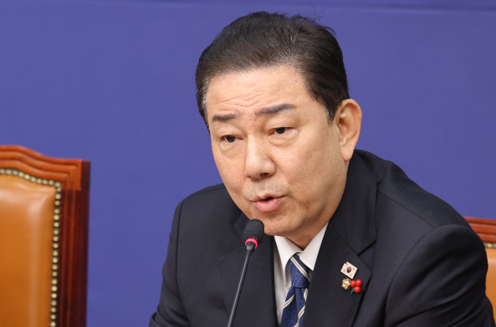 더불어민주당 김병기 원내대표(오른쪽)가 22일 서울 여의도 국회에서 열린 최고위원회의에서 발언하고 있다. 연합뉴스