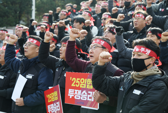 19일 서울역 앞에서 연 파업 돌입 긴급 기자회견에서 전국철도노동조합 조합원들이 구호를 외치고 있다. 연합뉴스