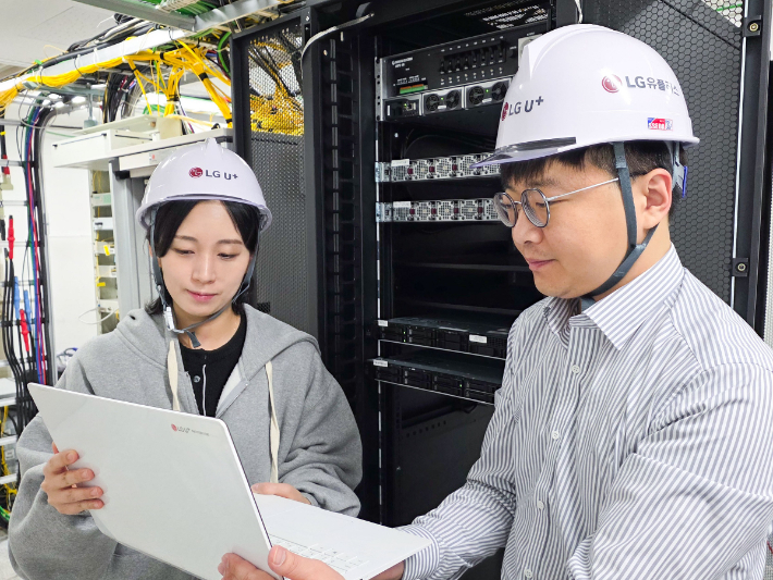 LG유플러스는 노키아와 함께 실제 고객들이 네트워크를 사용하는 상용망 환경에서 차세대 가상화 기지국 기술인 클라우드랜(Cloud RAN) 검증에 성공했다. 사진은 LG유플러스 임직원들이 클라우드랜 기술 검증을 진행하고 있는 모습. LG유플러스 제공