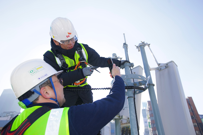 SKT는 통신 트래픽이 크게 늘어날 것으로 예상되는 번화가 및 주요 행사 장소 1,100여 곳을 선정, 지역별로 별도의 소통 대책을 마련해 통신 품질 관리에 만전을 기할 방침이다. SK텔레콤 제공