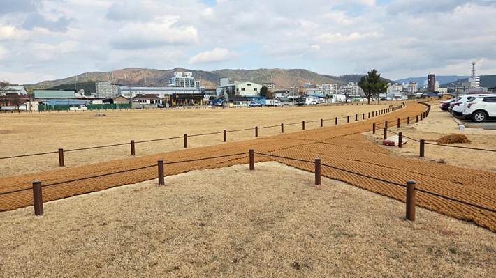 경주시 성동동 전랑지 전경. 통일신라 북궁 터로 추정되는 이 일대는 경역정비사업을 통해 탐방로와 울타리 설치 등 환경 정비가 단계적으로 추진되고 있다.  경주시 제공