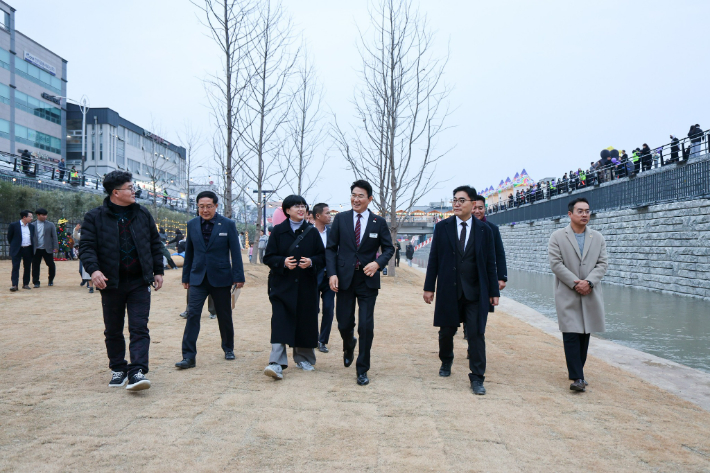 노관규 시장과 시의원 등이 새롭게 조성된 신대천을 걷고 있다. 순천시 제공