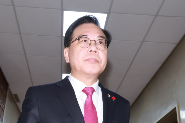 국민의힘 송언석 원내대표가 22일 국회 12월 임시국회 본회의를 앞두고 국회의장실을 방문한 뒤 이동하고 있다. 연합뉴스