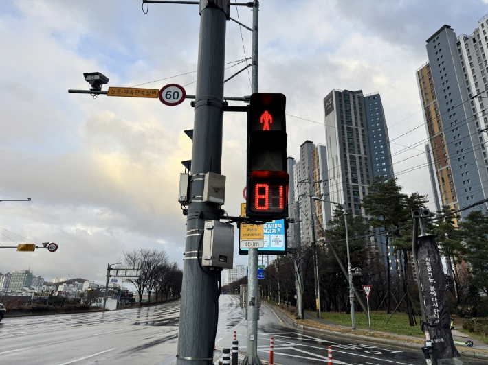 효자사거리에 설치된 보행신호등 적색 잔여시간표시기. 포항시 제공