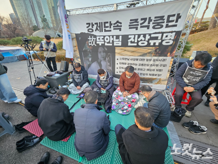 NCCK 박승렬 총무를 비롯해 회원교단 이주민 관련 부처 실무자들이 '고 뚜안님 진상규명 대책위원회' 농성현장을 찾아 기도하고 있다.