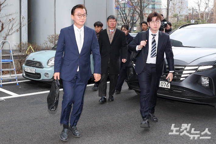 통일교 금품 수수 의혹을 받는 전재수 전 해양수산부 장관이 19일 오전 서울 서대문구 경찰청 국가수사본부에 피의자 조사를 받기 위해 출석하고 있다. 류영주 기자