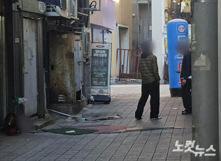 관아지 옛길에서 시민들이 흡연을 하고 있다. 임성민 기자