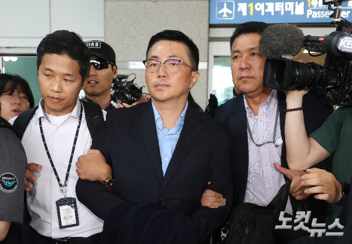 '김건희 집사' 김예성씨가 지난 8월 12일 인천국제공항에서 민중기 특별검사팀에 체포된 뒤 광화문 사무실로 압송되고 있다. 영종도=박종민 기자
