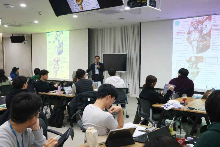 울산대학교 학생들이 아산의학관에서 수업을 듣고 있다. 울산대 제공