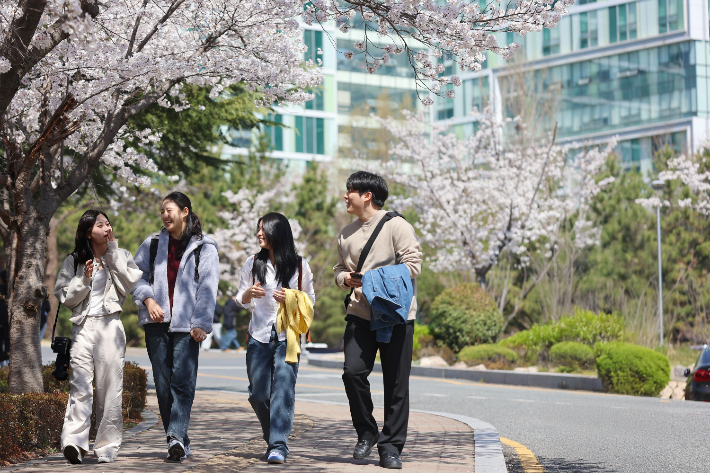 울산대학교 학생들이 교내에서 산책을 하고 있다. 울산대 제공