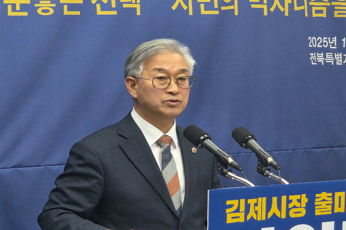나인권 전북도의원이 22일 전북도의회에서 기자회견을 열어 김제시장 출마를 선언하고 있다. 최명국 기자