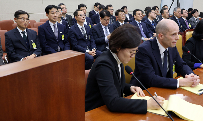 17일 국회 과학기술정보방송통신위원회에서 열린 쿠팡 침해사고 관련 청문회에 증인으로 출석한 조용우 쿠팡 국회·정부 담당 부사장(뒷줄 왼쪽부터), 민병기 쿠팡 대외협력 총괄 부사장, 김명규 쿠팡이츠서비스 대표가 자리에 앉아 있다. 앞줄 질의 답변하는 해롤드 로저스 쿠팡 대표이사. 연합뉴스